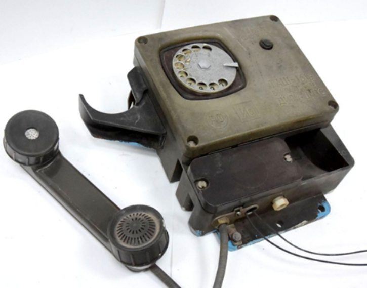 Экспонаты музея "Эскор": шахтные телефоны