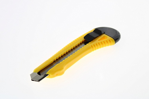 Нож технический 18мм, усиленный 10228