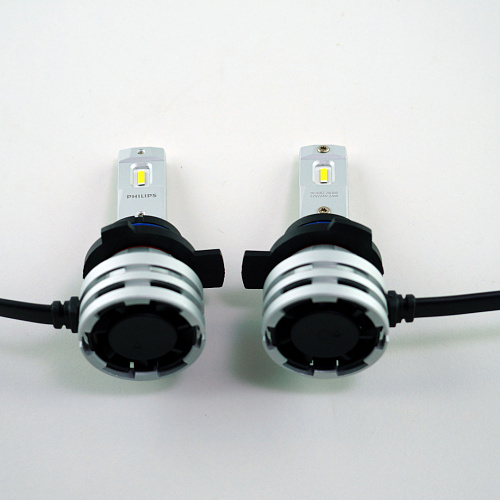 Светодиодная лампа HIR2 Philips Ultinon Essential LED-HL 6500K 12/24V 11012UE2X2 2шт